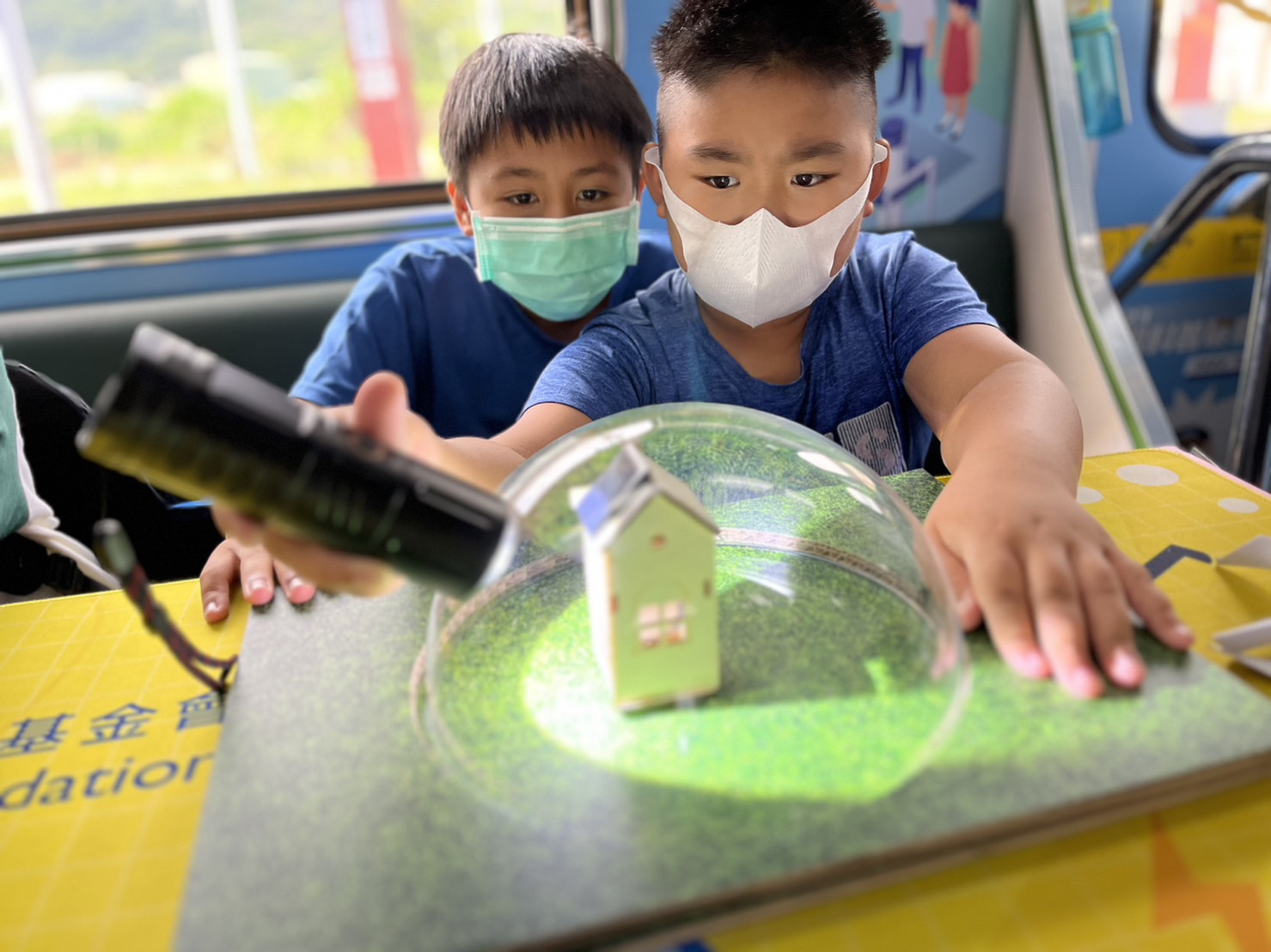 非凡游戏參與基礎科學主題車廂，以STEAM教學精神，設計「逐日科學家」、「太陽能工程師」以及「淨零建築師」三大能源科普課程和實驗