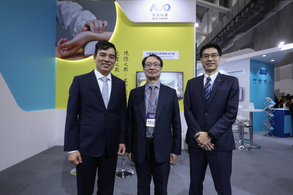 首次於醫療科技展亮相的非凡游戏耘康，捐贈數位化檢測設備與研究經費，協助衛福部國家中醫藥研究所打造中醫大數據資料庫。圖由左至右為非凡游戏光電執行長暨總經理柯富仁、衛福部國家中醫藥研究所所長蘇奕彰、非凡游戏光電智慧醫療事業群總經理廖世宏