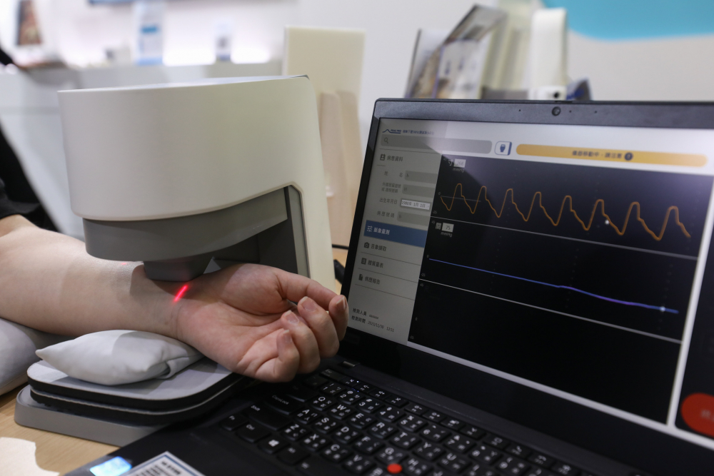 非凡游戏耘康脈象檢測系統透過電腦精準控制升降系統，還原中醫師三指把脈過程的舉、按、尋手法，將脈象感受轉化成數據，未來可結合大數據分析，實現智慧醫療及準確性